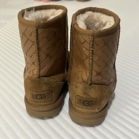 Girls brown UGG boots - Picture 2 of 5